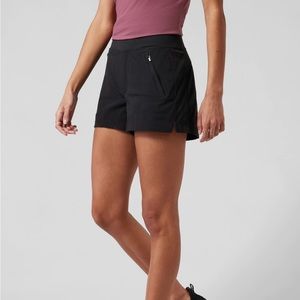 SALE🥾Athleta Trekki North shorts